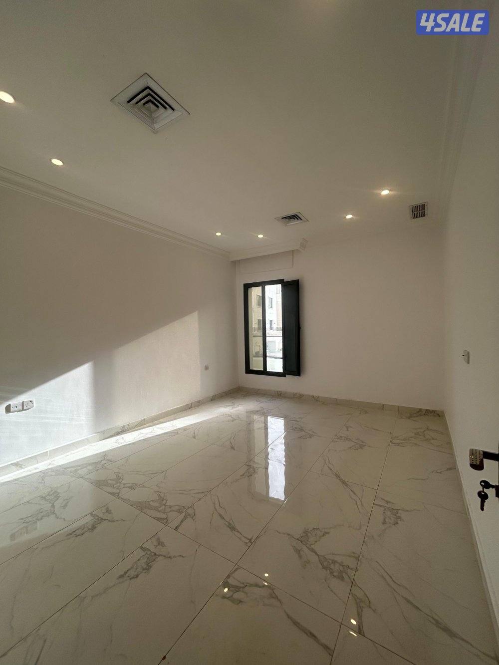 دور كامل للإيجار في الفنيطيس - تشطيب سوبر مع 5  بلكونات5