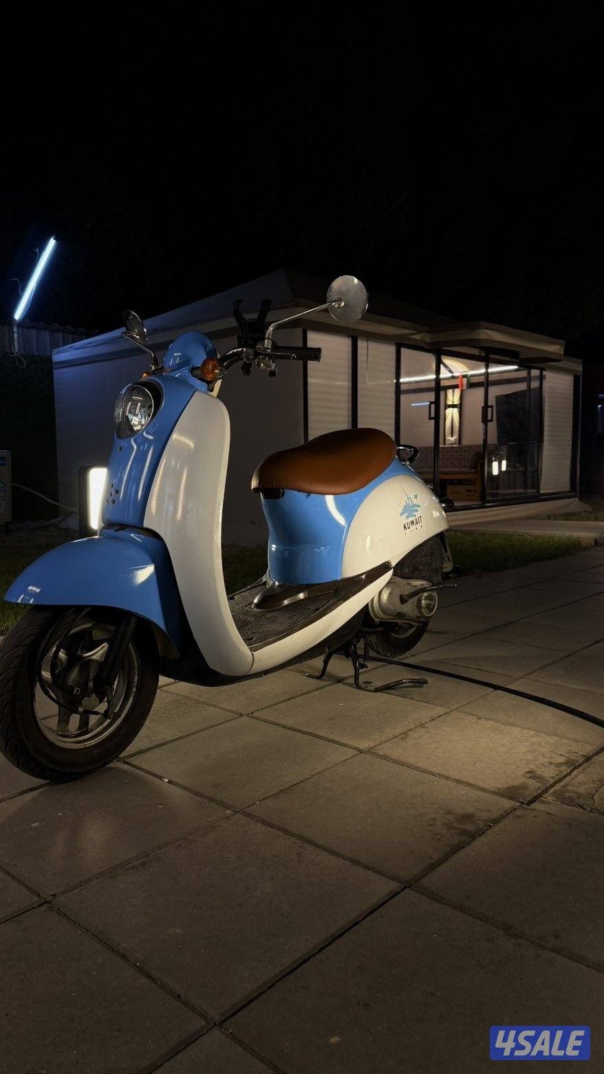 للبيع سكوتر كلاسيك (ستايل فيزبا 🛵 ) اللون : أزرق × أبيض 🔵 ⚪️0