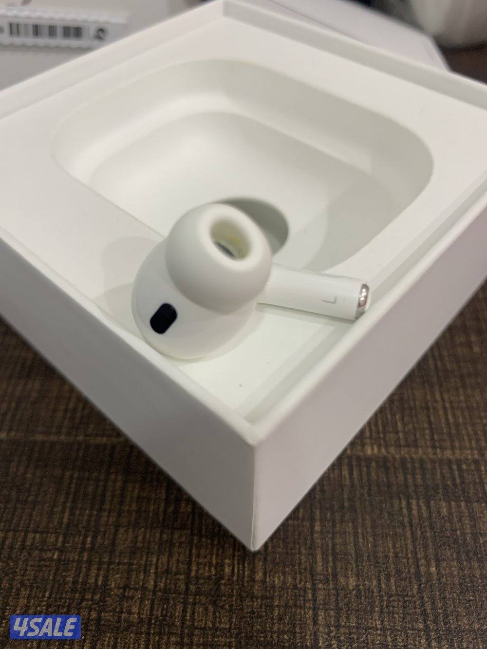 للبيع سماعه Air pods 2 اصليه فقط سماعه واحده فقط0