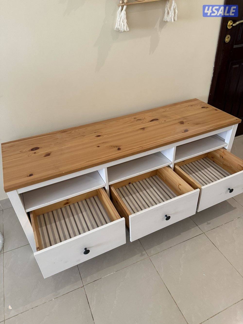 مكتبة تلفزيون مع ساعه1