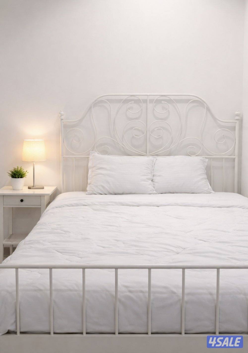 بيع سرير مع ماترس وطاوله جانبيه من ايكيا0