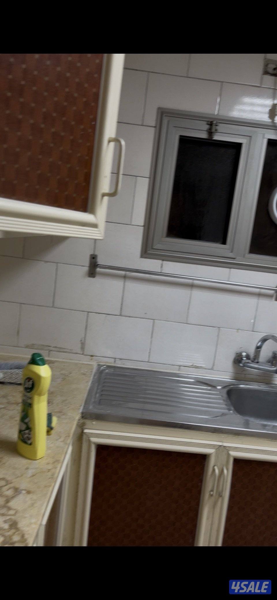 مقابل حولي شارع المغرب السريع بدون اصنصير الدور الثاني يوجد بها سطح0