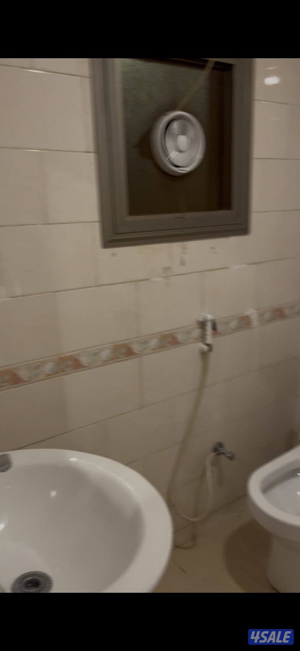 مقابل حولي شارع المغرب السريع بدون اصنصير الدور الثاني يوجد بها سطح2