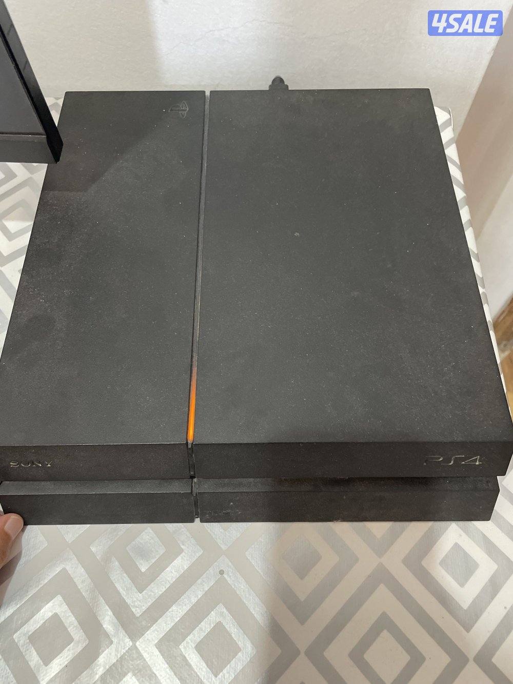 PS4 in good condition with two controllers and cd0