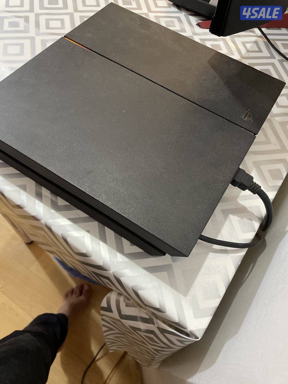 PS4 in good condition with two controllers and cd4