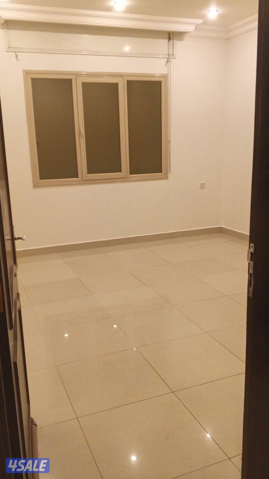 الايجار شقه بمنطقة هديه شقة كبيرة أرضية 4غرف3