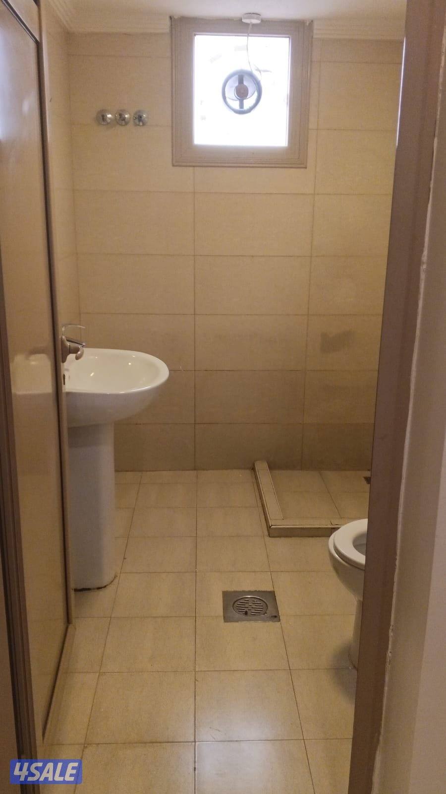 الايجار شقه بمنطقة هديه شقة كبيرة أرضية 4غرف2