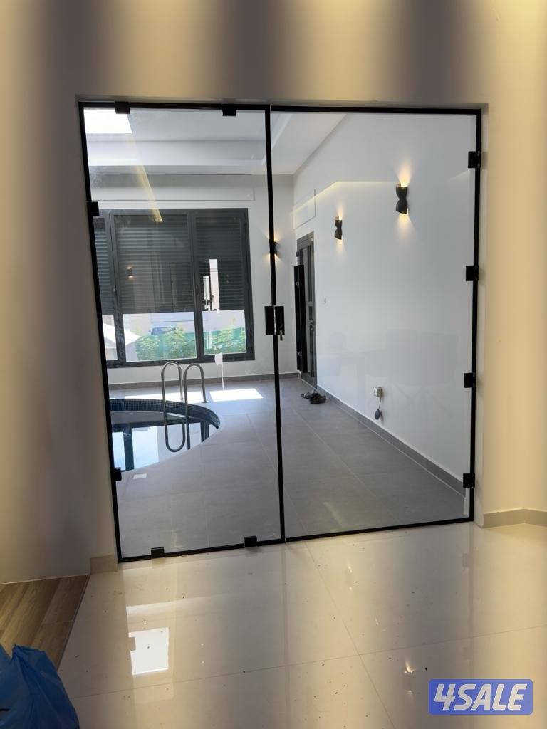 glass portion.  shawarbox. glass  door.. belcona.  glass. ralling.7