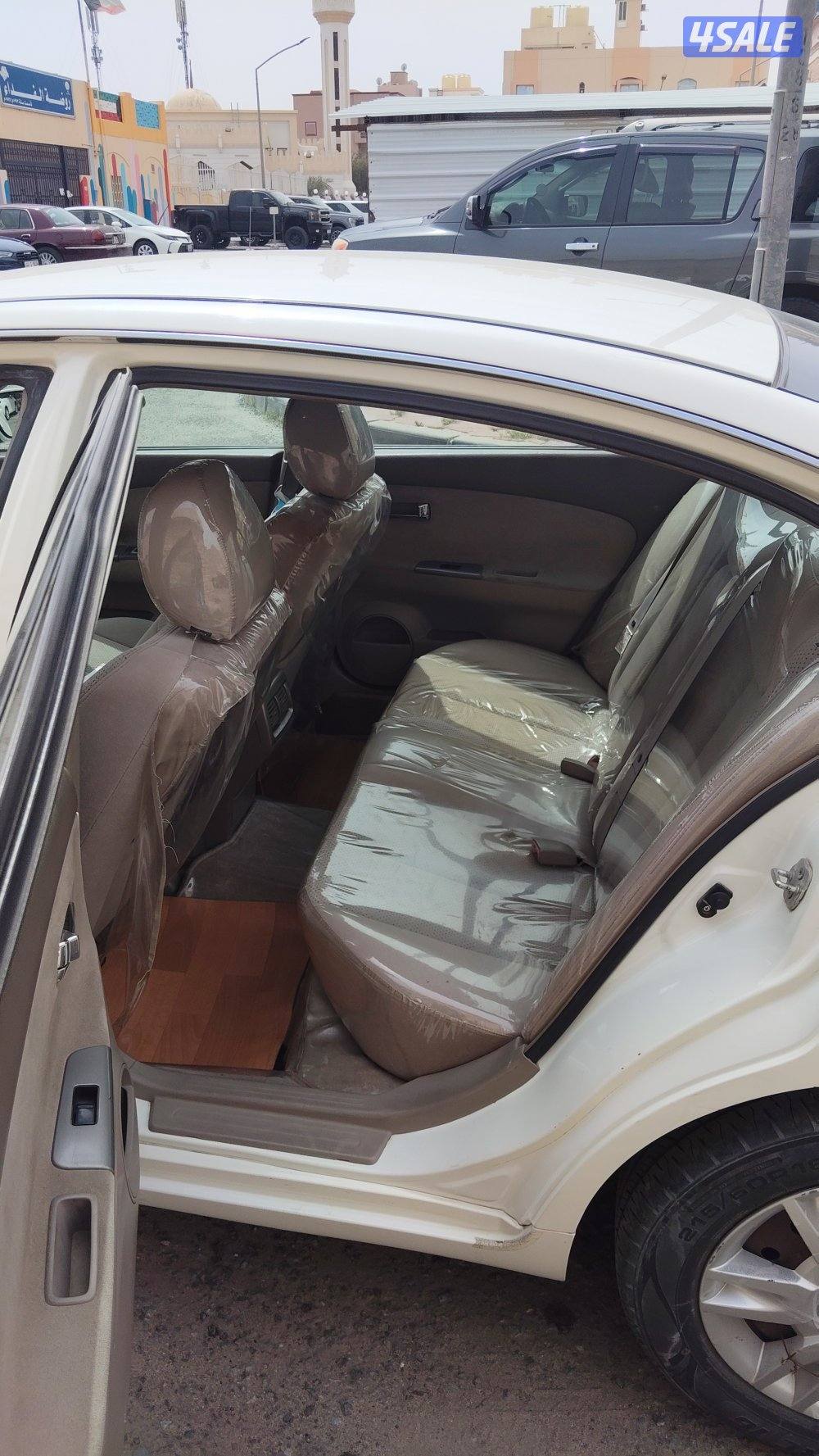 التيما 2004 لون ابيض المالك الاول1