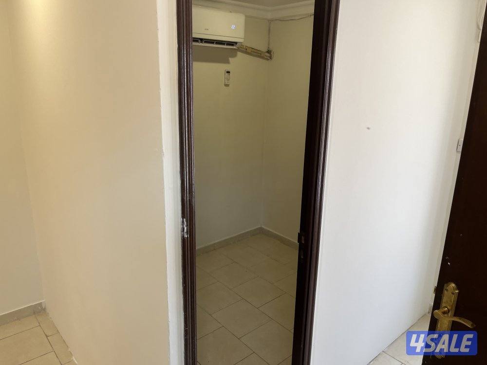 مقابل حولي شارع المغرب السريع بدون اصنصير الدور الثاني يوجد بها سطح4