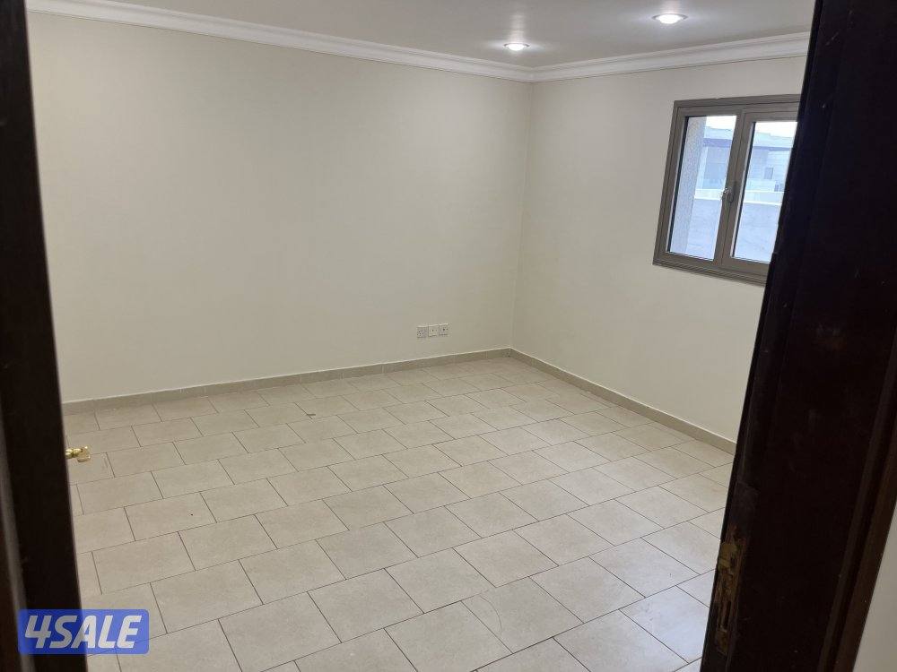 مقابل حولي شارع المغرب السريع بدون اصنصير الدور الثاني يوجد بها سطح5