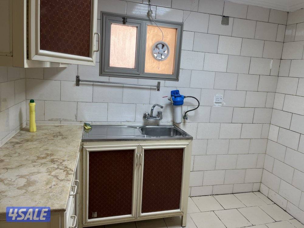 مقابل حولي شارع المغرب السريع بدون اصنصير الدور الثاني يوجد بها سطح8