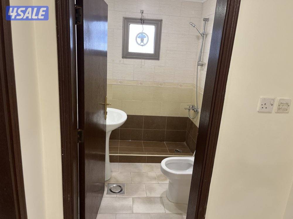 مقابل حولي شارع المغرب السريع بدون اصنصير الدور الثاني يوجد بها سطح9