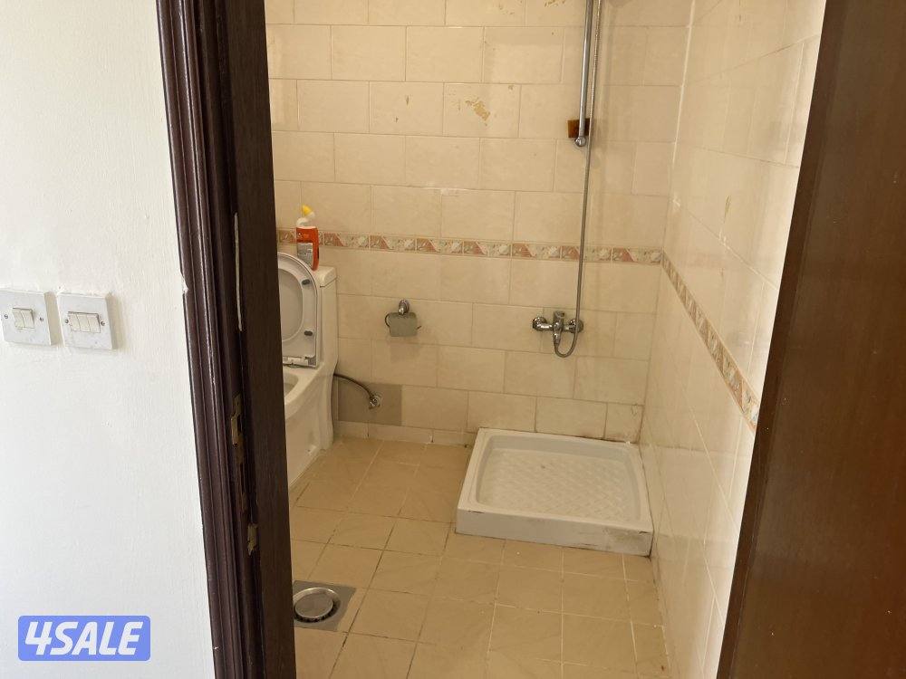 مقابل حولي شارع المغرب السريع بدون اصنصير الدور الثاني يوجد بها سطح15