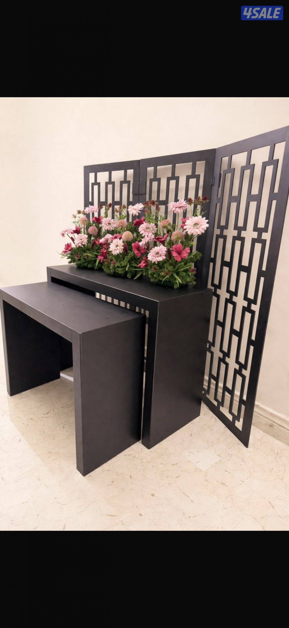 للبيع طاولتين  بارتشن مع ٣ وردات0