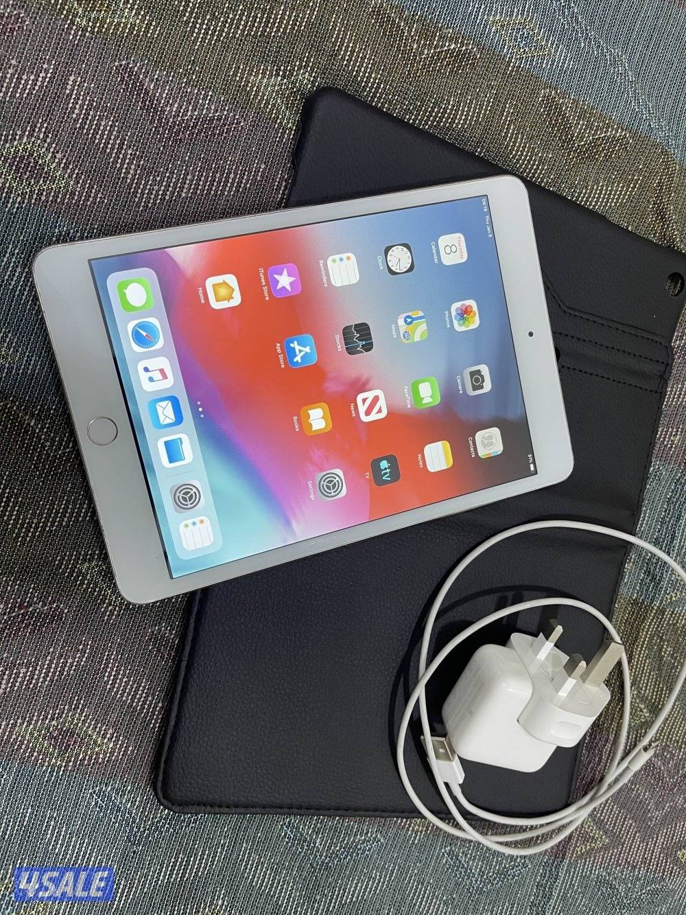 ايباد ابل ميني 3 ثري 16 قيقا شاشة 7.8 بوصة شغال تمام ما فيه شي مع كفر2
