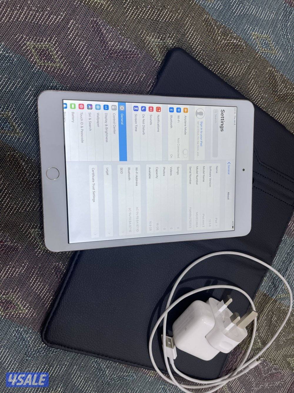 ايباد ابل ميني 3 ثري 16 قيقا شاشة 7.8 بوصة شغال تمام ما فيه شي مع كفر3
