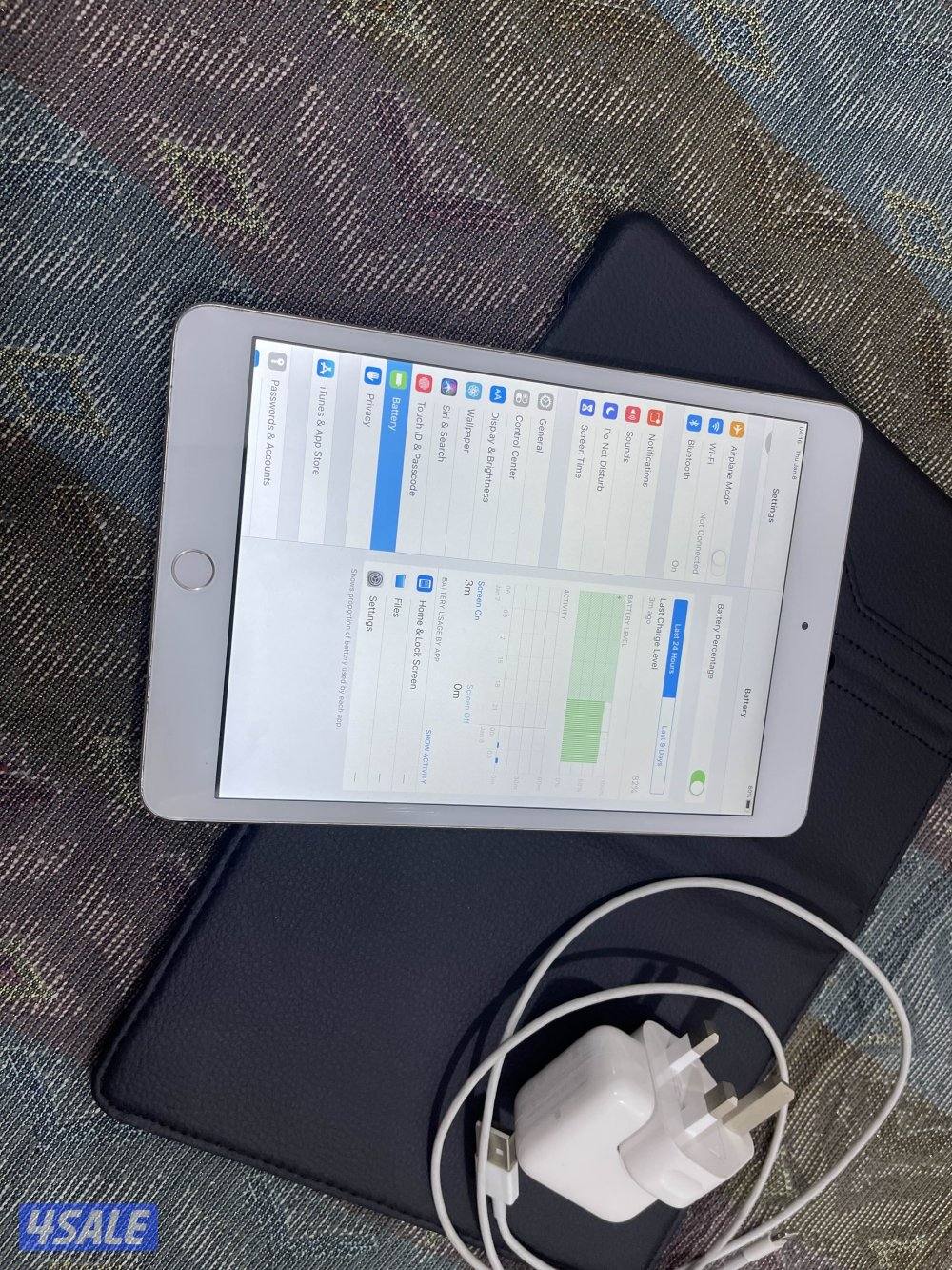 ايباد ابل ميني 3 ثري 16 قيقا شاشة 7.8 بوصة شغال تمام ما فيه شي مع كفر4