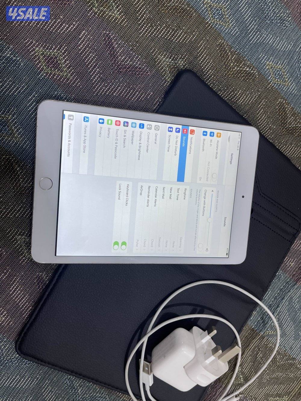 ايباد ابل ميني 3 ثري 16 قيقا شاشة 7.8 بوصة شغال تمام ما فيه شي مع كفر5