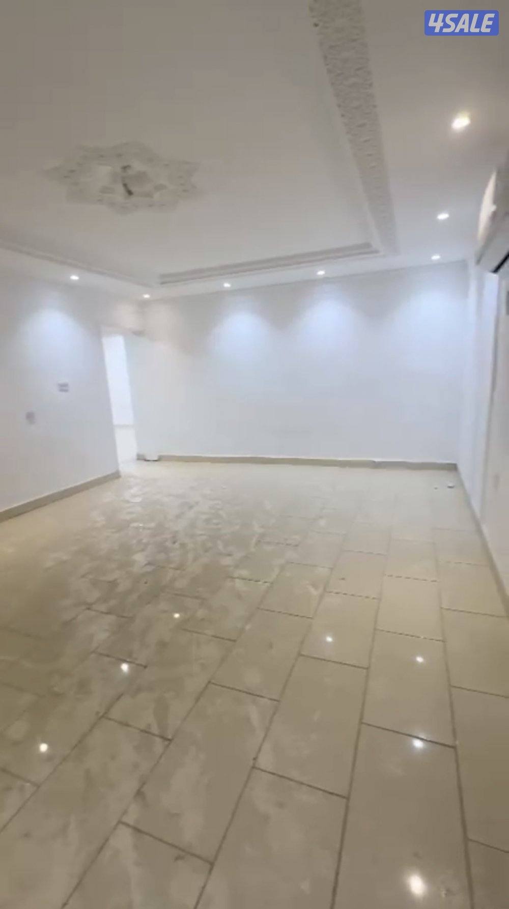 للايجار دور اول درج مع حوش في الفحيحيل ق22