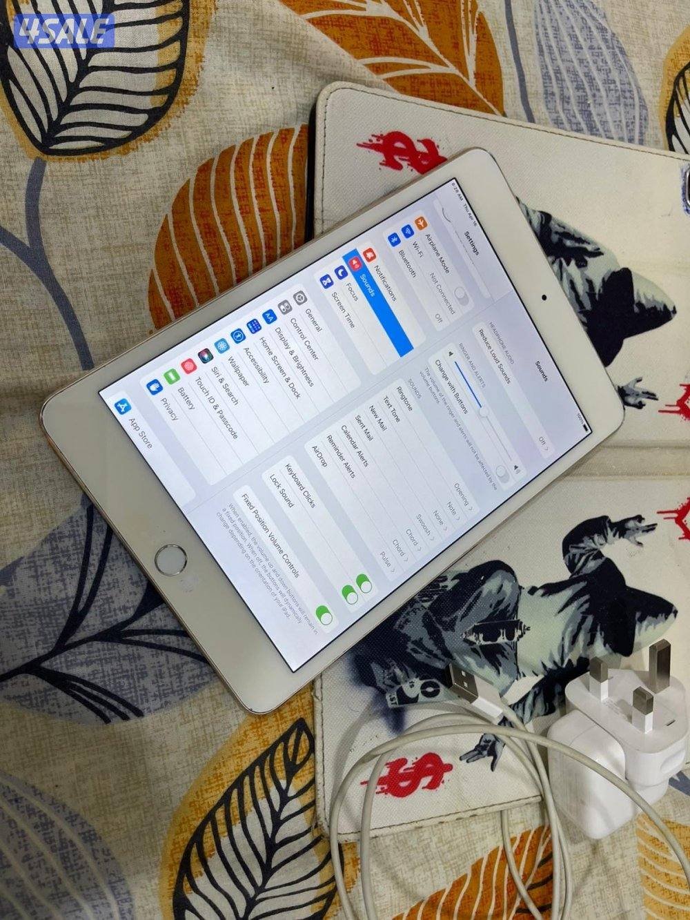 ايباد ميني 4 فور 128 قيقا مع الشاحن2