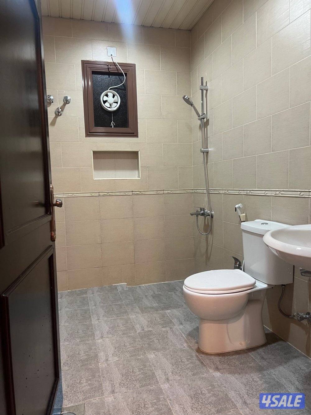 للإيجار شقه 3غرف+غرفةمخزن/صاله/2حمام/مطبخ/سنترال ستلايت سخان مركزي/شتر2