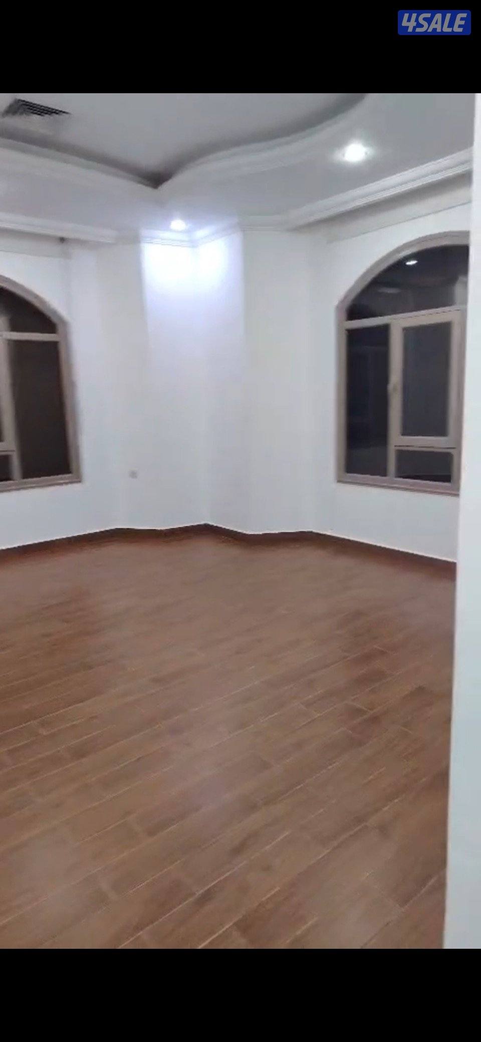 شقة ثلاث غرفة وغرفة غ ثلاث حمامات وصالة ومطبخ تكييف مركزي 2 ماكينة0