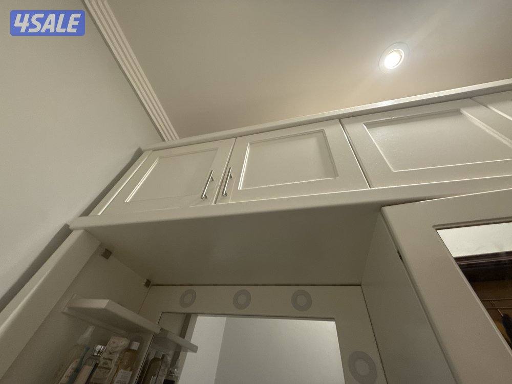 كبت ابيض مستعمل " كبتين + تسريحه باضائه+ ٣ خزائن + يوجد ارفف للديكور "1