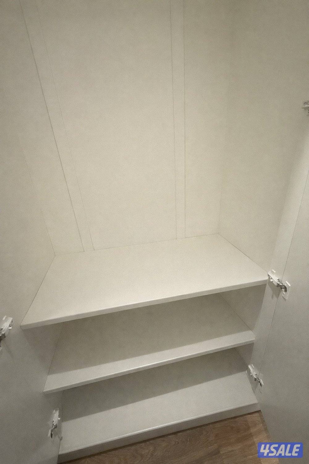 كبت ابيض مستعمل " كبتين + تسريحه باضائه+ ٣ خزائن + يوجد ارفف للديكور "2