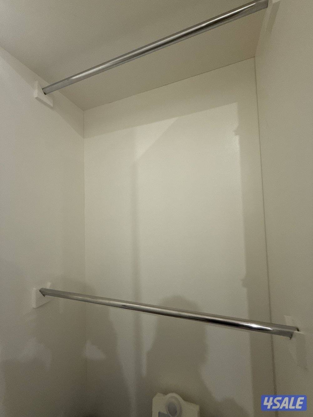 كبت ابيض مستعمل " كبتين + تسريحه باضائه+ ٣ خزائن + يوجد ارفف للديكور "3