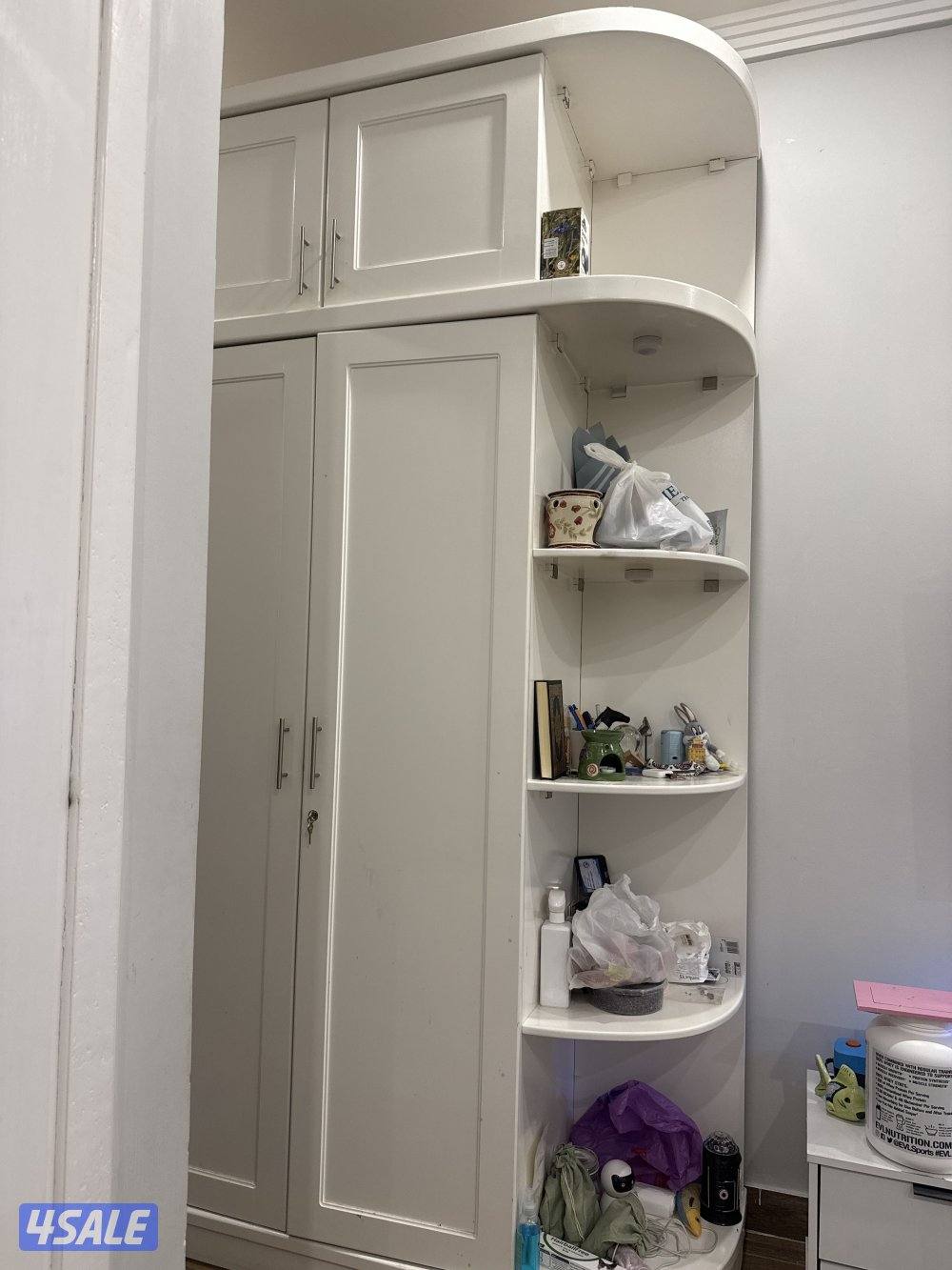 كبت ابيض مستعمل " كبتين + تسريحه باضائه+ ٣ خزائن + يوجد ارفف للديكور "4