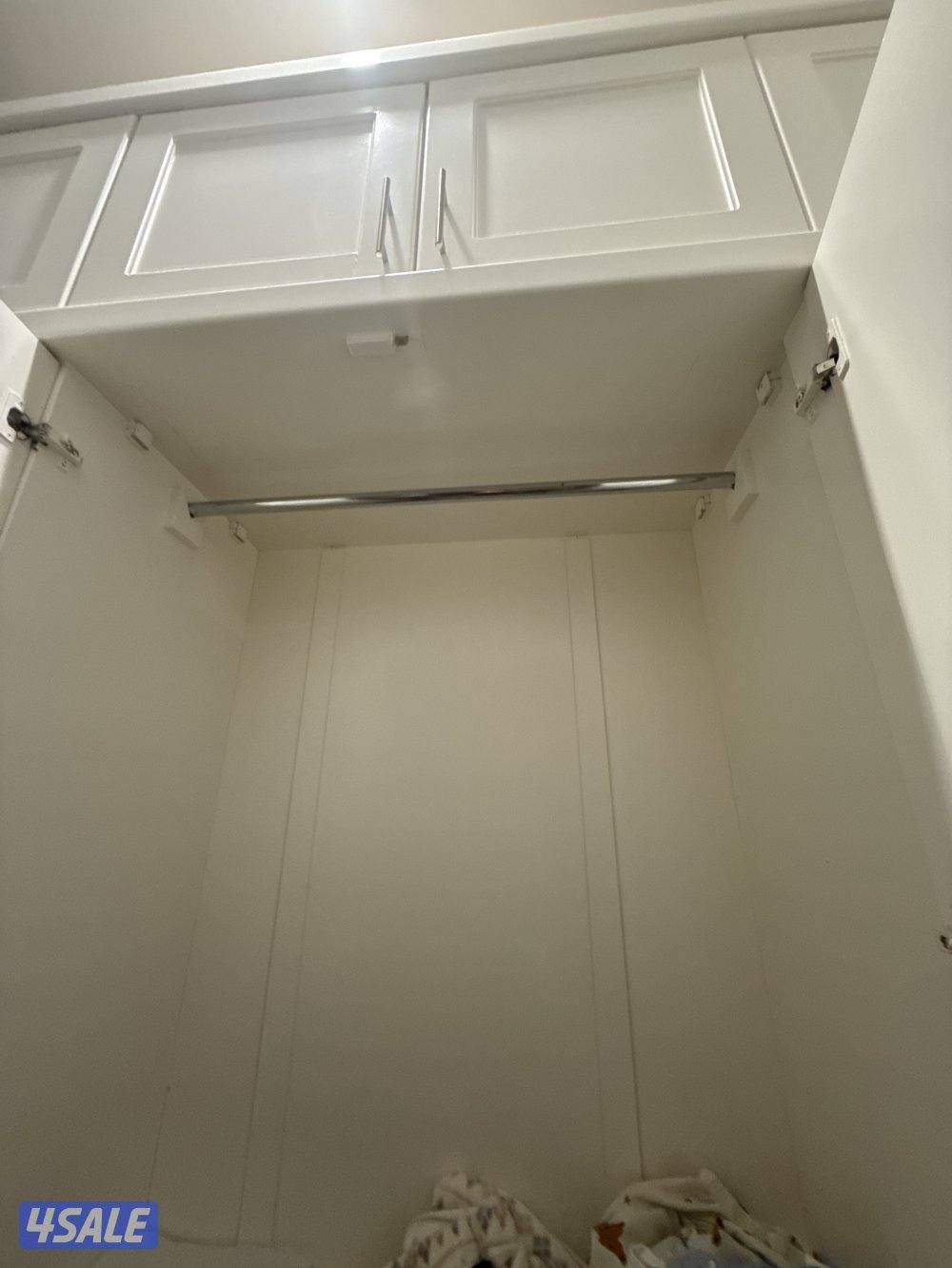 كبت ابيض مستعمل " كبتين + تسريحه باضائه+ ٣ خزائن + يوجد ارفف للديكور "6