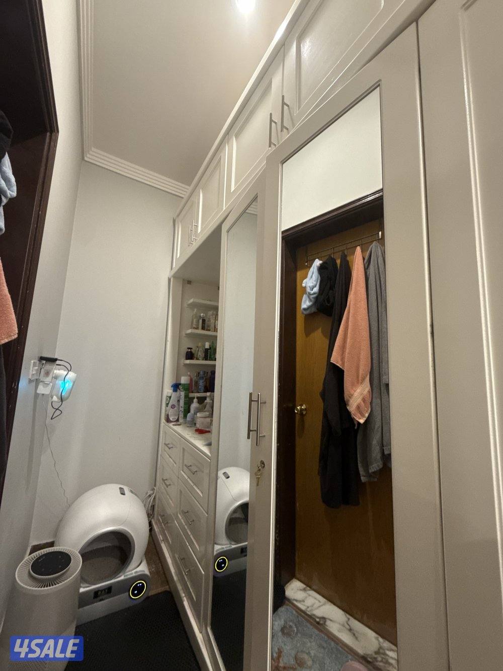 كبت ابيض مستعمل " كبتين + تسريحه باضائه+ ٣ خزائن + يوجد ارفف للديكور "7