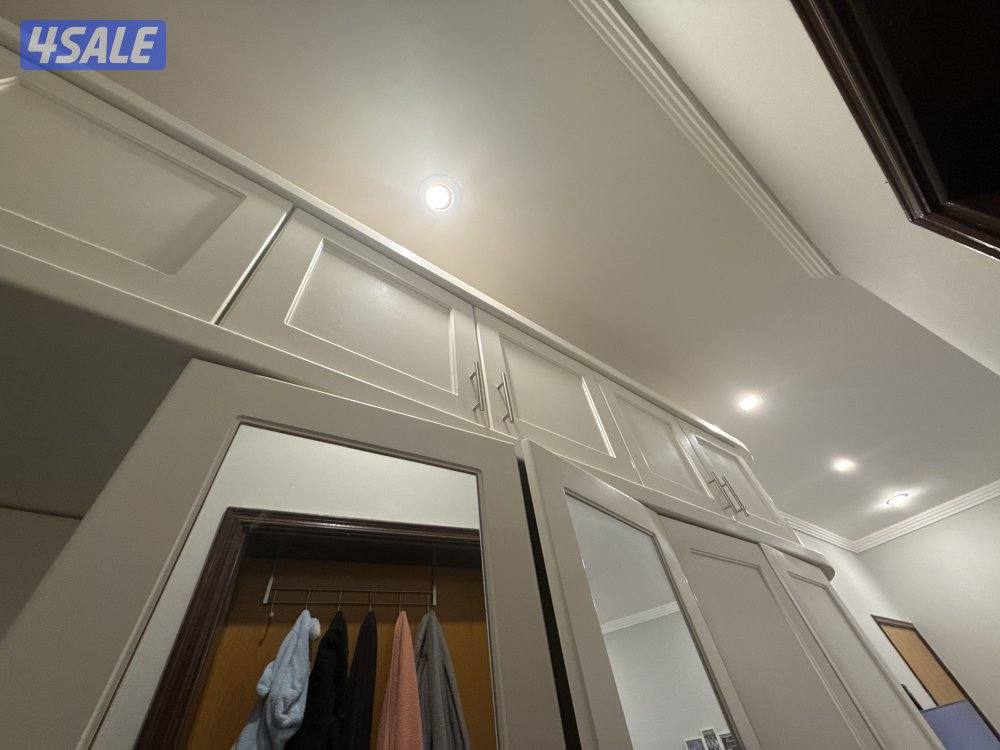 كبت ابيض مستعمل " كبتين + تسريحه باضائه+ ٣ خزائن + يوجد ارفف للديكور "8