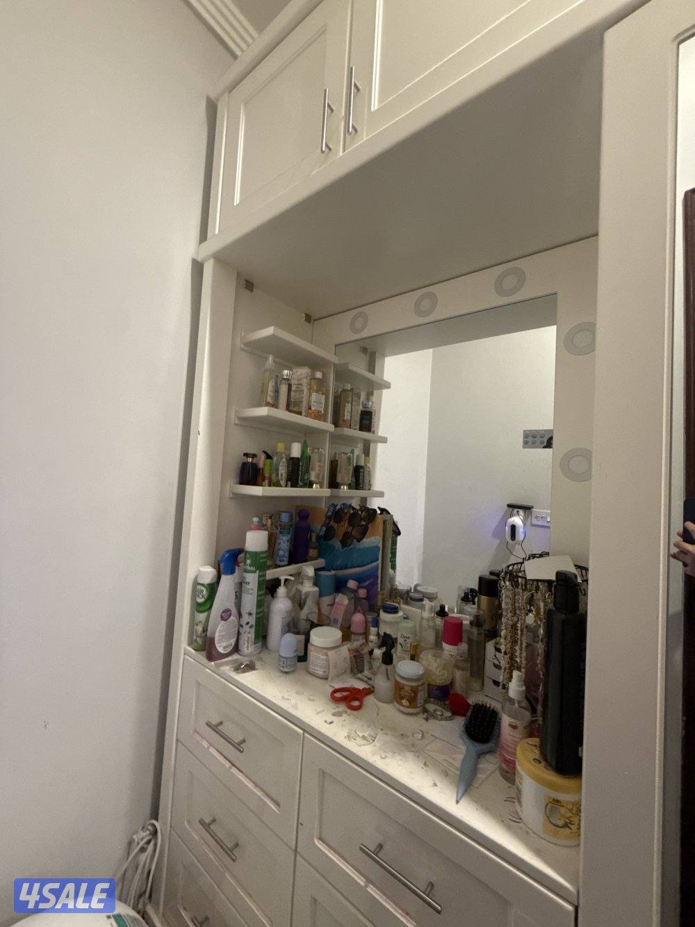 كبت ابيض مستعمل " كبتين + تسريحه باضائه+ ٣ خزائن + يوجد ارفف للديكور "9