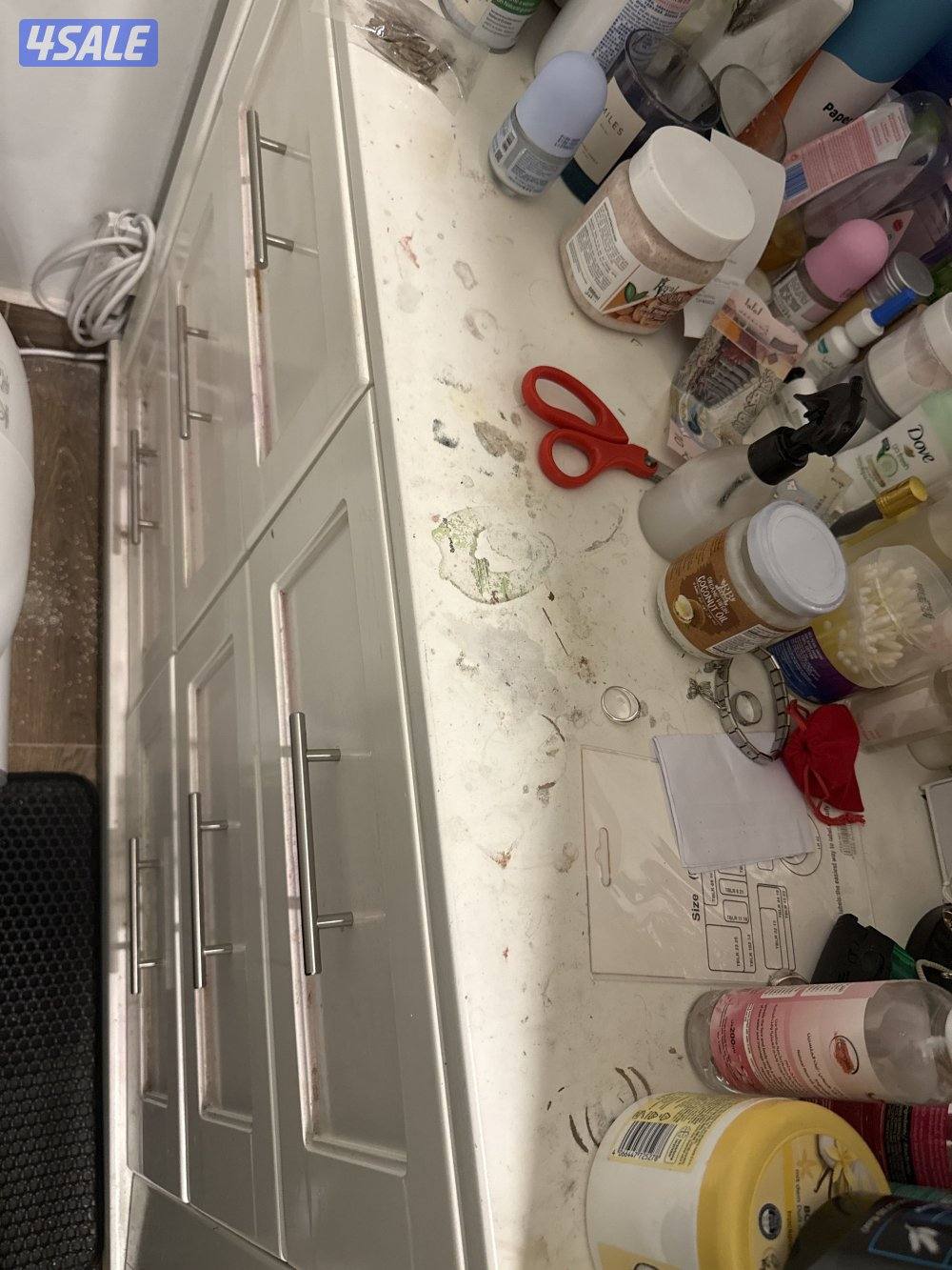 كبت ابيض مستعمل " كبتين + تسريحه باضائه+ ٣ خزائن + يوجد ارفف للديكور "10