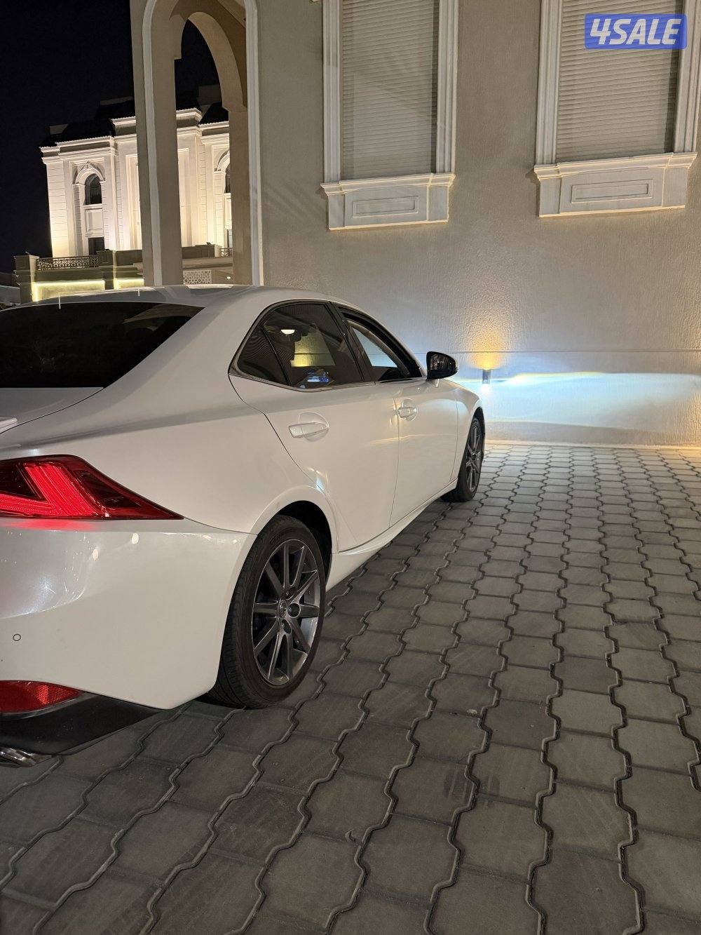 للبيع لكزس 2017 ماشيه 1012