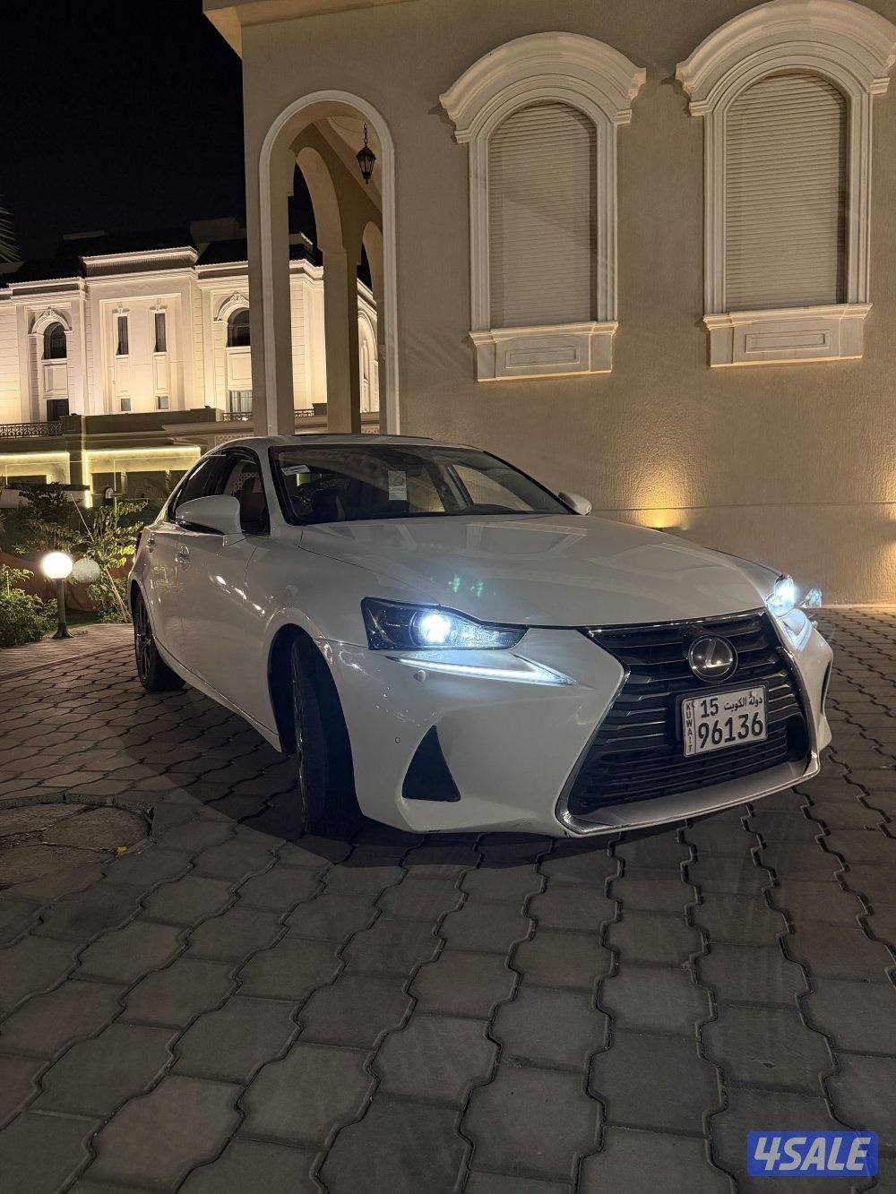 للبيع لكزس 2017 ماشيه 1013