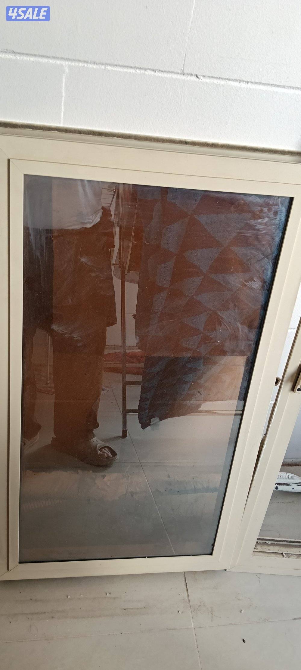 للبيع وحده تكييف وع شباك المونيوم  وفريم3