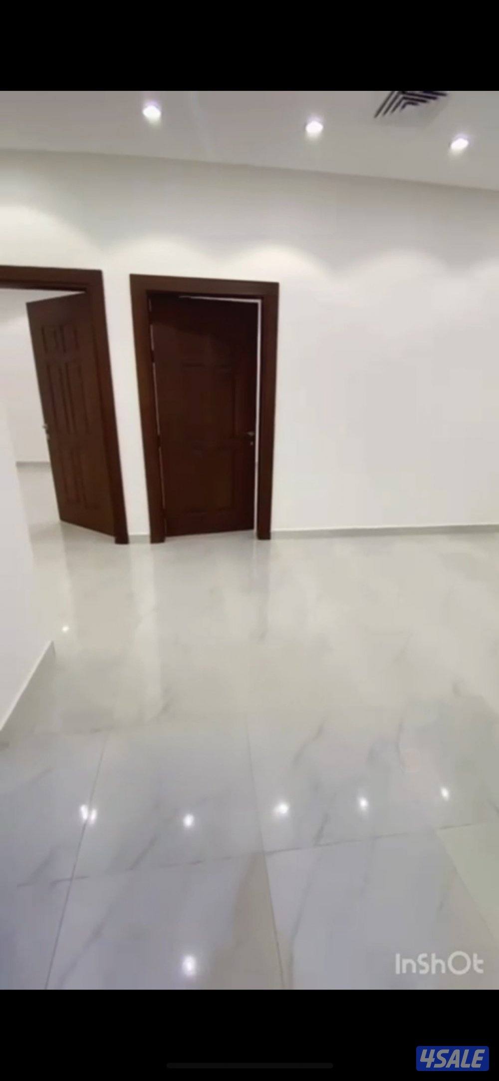 شقة مكونه من ٣ غرف وحدة من الغرف ماستر صاله ومطبخ وحمامين مصعد وسنترال2