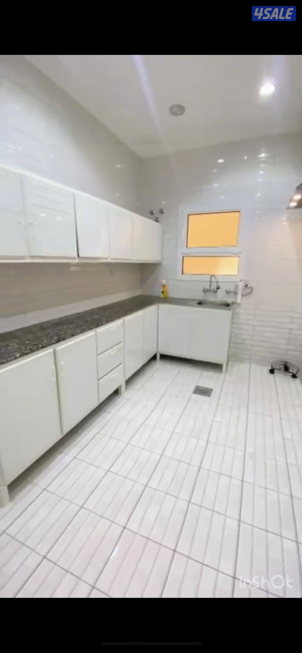 شقة مكونه من ٣ غرف وحدة من الغرف ماستر صاله ومطبخ وحمامين مصعد وسنترال3