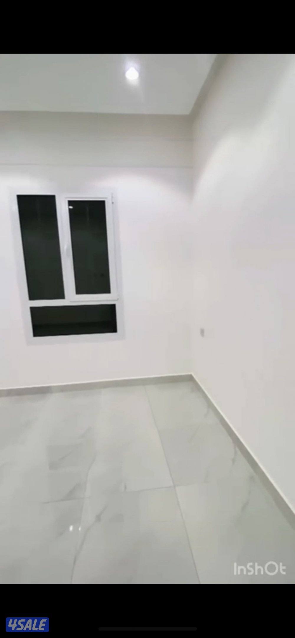 شقة مكونه من ٣ غرف وحدة من الغرف ماستر صاله ومطبخ وحمامين مصعد وسنترال4