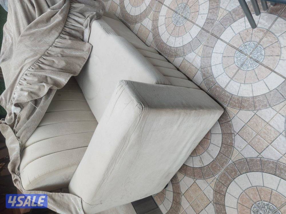 ركنه ٦ متر حاله ممتاذه وكنسول و٦ طاولات دائريه وطاوله وسط رخام حاله مم3