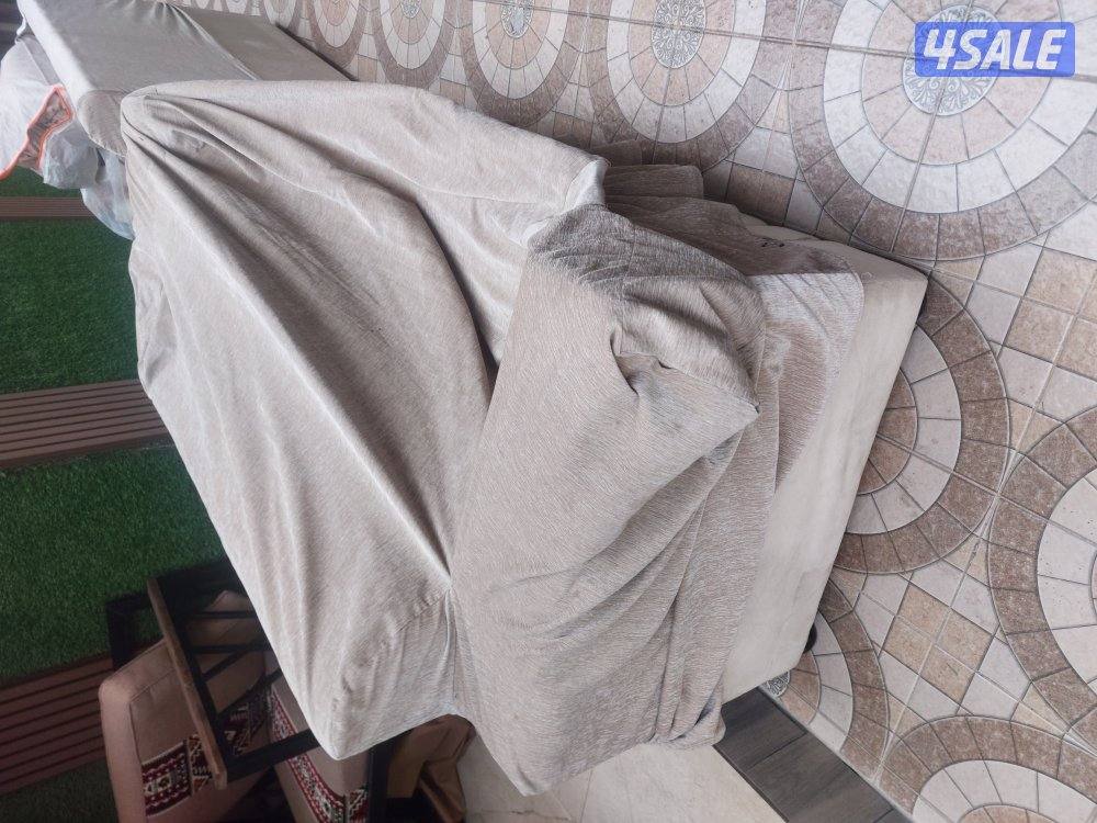 ركنه ٦ متر حاله ممتاذه وكنسول و٦ طاولات دائريه وطاوله وسط رخام حاله مم6