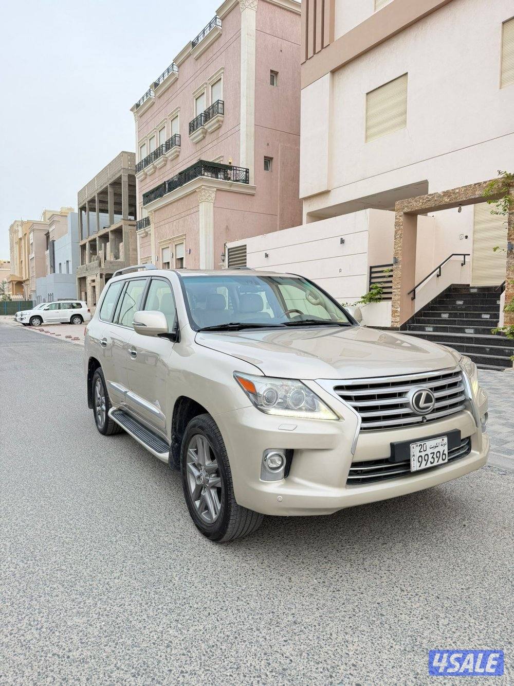 لكزس LX570 ٢٠١٣ الساير عداد ٤٠٠ ألف شرط الفحص صبغ وكاله ماعدا قطعه0