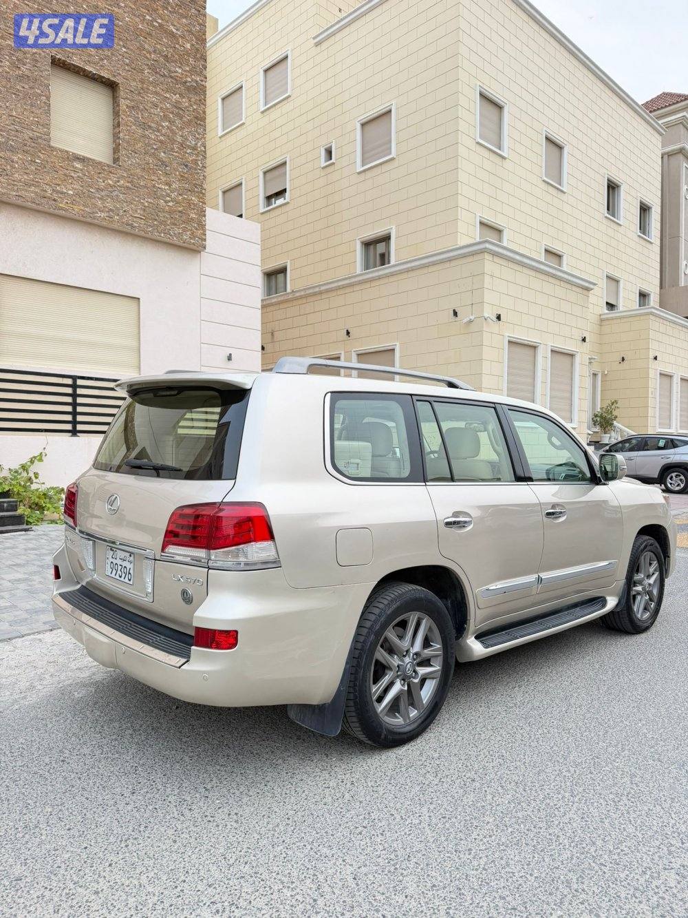 لكزس LX570 ٢٠١٣ الساير عداد ٤٠٠ ألف شرط الفحص صبغ وكاله ماعدا قطعه1