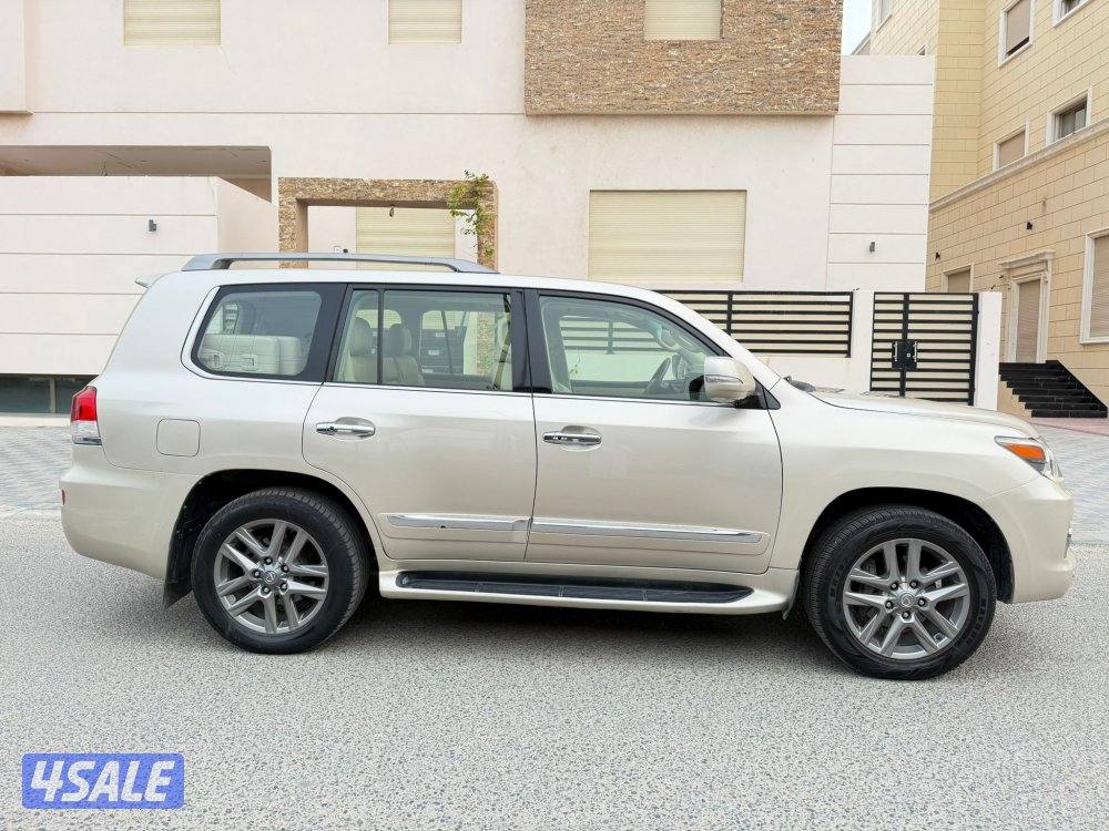 لكزس LX570 ٢٠١٣ الساير عداد ٤٠٠ ألف شرط الفحص صبغ وكاله ماعدا قطعه3