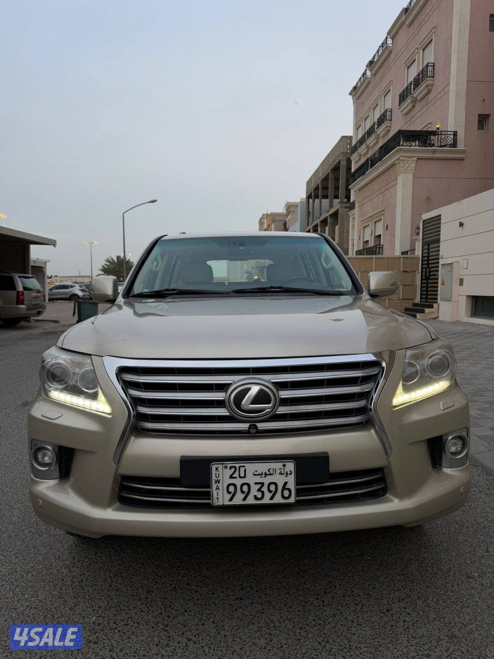 لكزس LX570 ٢٠١٣ الساير عداد ٤٠٠ ألف شرط الفحص صبغ وكاله ماعدا قطعه4