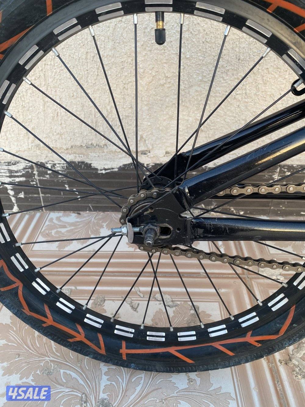 سيكل للبيع استعمال نظيف (شهر) عجلات توزان للأطفال مع سلة مقعدة مريحه.0