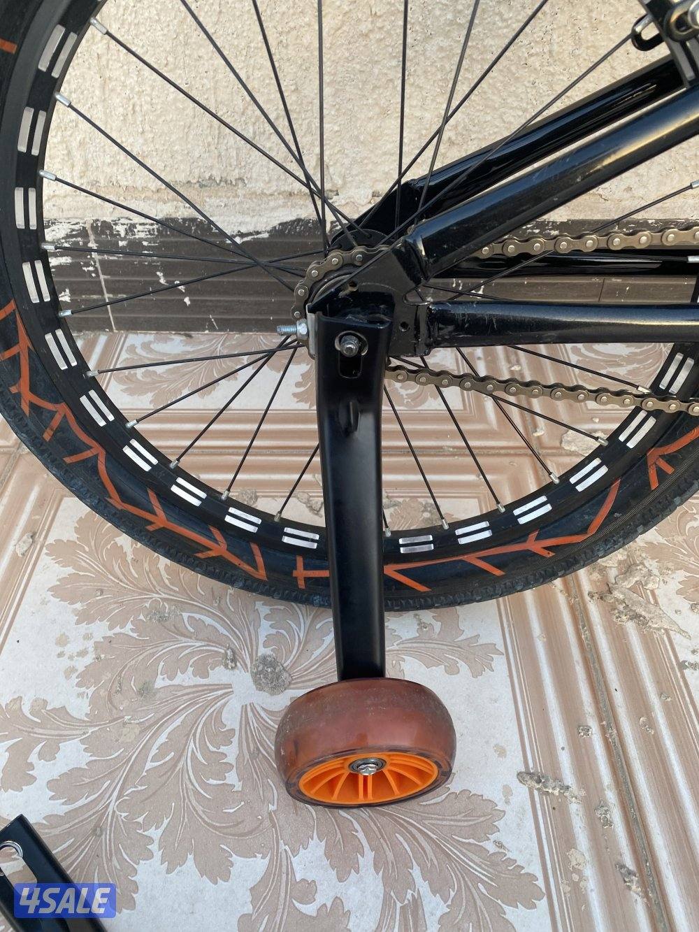 سيكل للبيع استعمال نظيف (شهر) عجلات توزان للأطفال مع سلة مقعدة مريحه.1